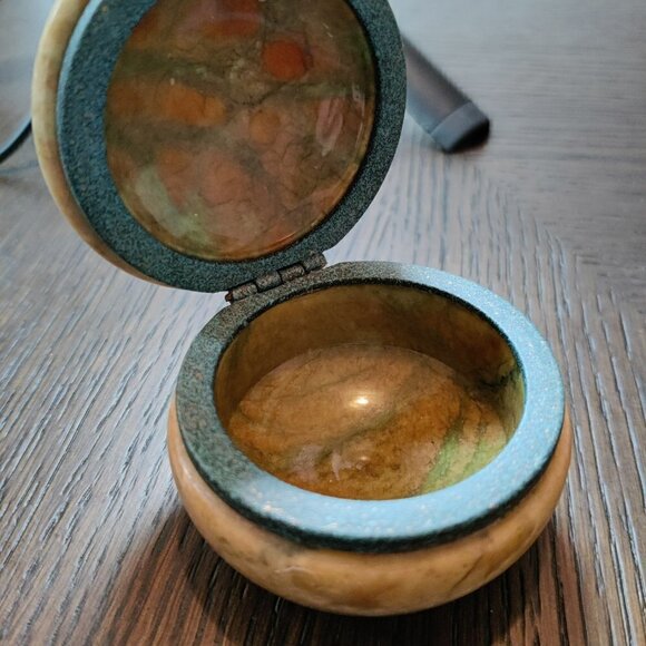 Alabaster Trinket holder handcarved Italy. Light Amber with Red and Green veins - Picture 2 of 6